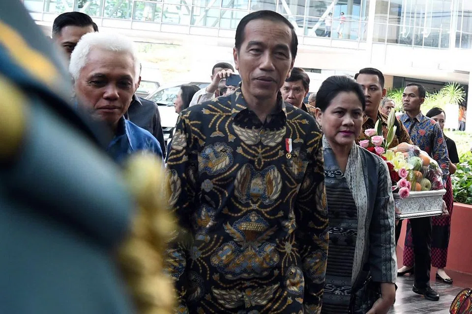 LAWATAN KE NUH: Presiden Indonesia Joko Widodo bersama Wanita Pertama Iriana (kanan) dan mantan menteri Hatta Raiasa, berada di Hospital Universiti Nasional (NUH) untuk mengunjungi mantan wanita pertama negara itu, Cil Ani Yudhoyono. - Foto BH oleh DESMOND FOO