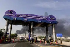 Gambar fail menunjukkan asap berkepul dari Pelabuhan Jebel Ali selepas serangan Iran susulan serangan Amerika Syarikat dan Israel ke atas Iran, di Amiriah Arab Bersatu (UAE), pada 1 Mac 2026. Ia menjadi latar kepada keputusan UAE keluar daripada Pertubuhan Negara-Negara Pengeksport Minyak (Opec), sekali gus memberi isyarat Abu Dhabi kian memilih dasar lebih bebas ketika perang Iran menguji hubungan dan keselamatan negara-negara Teluk.