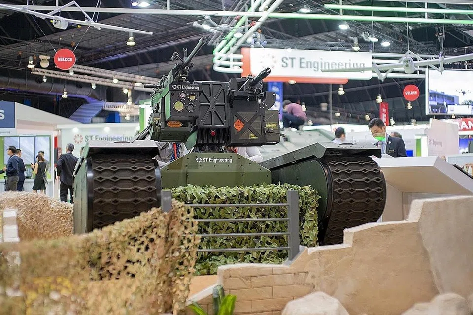 SENJATA KAWALAN JAUH: Stesen senjata kawalan jauh ADDER DM 40-50 dilengkapkan di atas kenderaan darat tanpa pemandu (UGV) Milrem Themis dipaparkan di pavilion ST Engineering. - Foto BH oleh HARITH MUSTAFFA