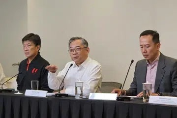 Timbalan Perdana Menteri merangkap Menteri Perdagangan dan Perusahaan, Encik Gan Kim Yong (tiga dari kanan) mengumumkan tiga teras utama Pasukan Petugas Daya Tahan Ekonomi Singapura pada 16 April. Bersamanya adalah (dari kiri) Presiden Persekutuan Majikan Kebangsaan Singapura (Snef), Encik Tan Hee Teck; Menteri Tenaga Manusia, Dr Tan See Leng; Setiausaha Agung Kongres Kesatuan Sekerja Kebangsaan (NTUC), Encik Ng Chee Meng; timbalan pengerusi Persekutuan Perniagaan Singapura (SBF), Encik Mark Lee; dan Menteri Pembangunan Negara, Encik Desmond Lee.