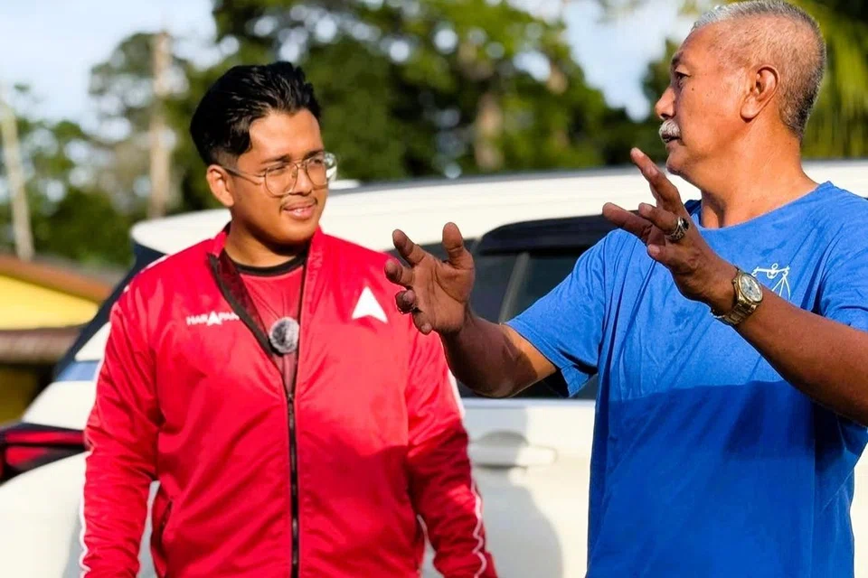 Encik Danish Hossman Abd Rahman (kiri), bertemu pengundi ketika berkempen di Johor Lama.