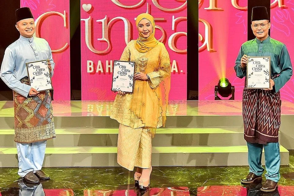DUTA BAHASA: Ketiga-tiga Duta Bahasa 2021, Hyrul Anuar (dari kanan), Marina Yusoff dan Dr Noramin Farid juga turut membuat persembahan. - Foto FACEBOOK MAJLIS BAHASA MELAYU SINGAPURA