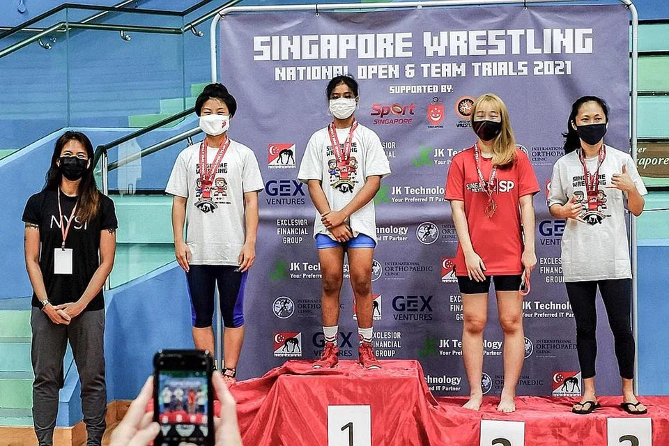JUARA: Heba (tengah) muncul juara dalam kategori gusti gaya bebas wanita bawah 53 kilogram di Terbuka Nasional dan Percubaan Pasukan Gusti Singapura 2021 Mac lalu. - Foto ihsan HEBA LUTFINA