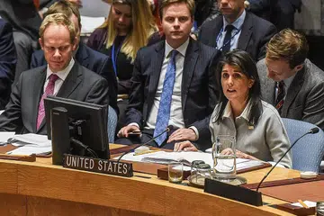PERTAHANKAN PENDIRIAN AMERIKA: Cik Nikki Haley berucap di mesyuarat tergempar Majlis Keselamatan PBB di New York semalam. - Foto AFP.