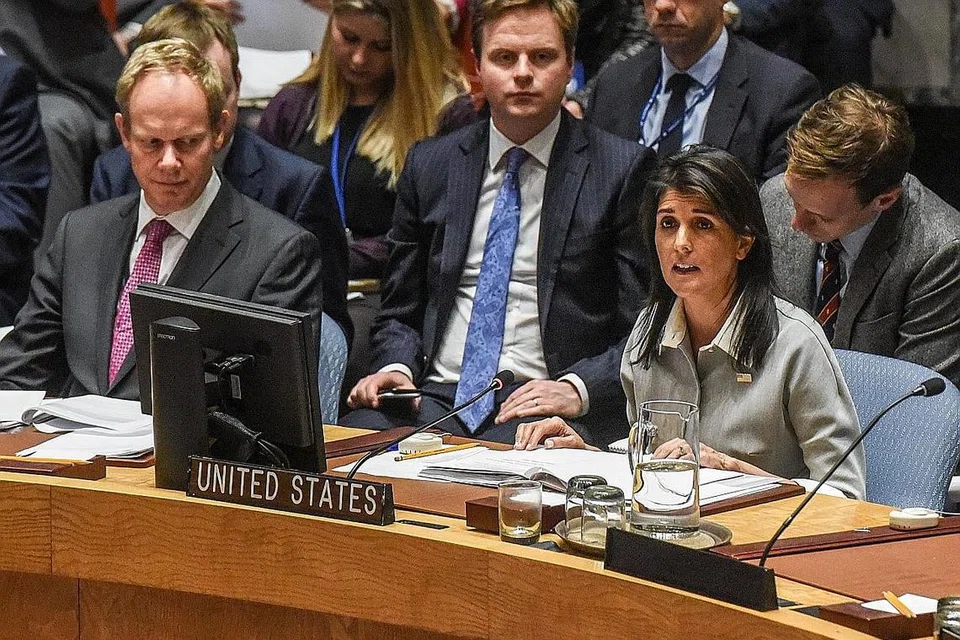 PERTAHANKAN PENDIRIAN AMERIKA: Cik Nikki Haley berucap di mesyuarat tergempar Majlis Keselamatan PBB di New York semalam. - Foto AFP.