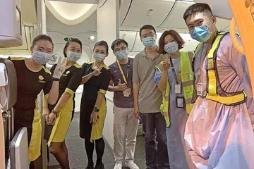 BERSAMA LAWAN COVID: Pasukan kru kabin dan juruterbang Scoot yang membawa pulang rakyat Singapura terkandas di Wuhan, China, pada Februari 2020 juga diiktiraf. - Foto-Foto fail