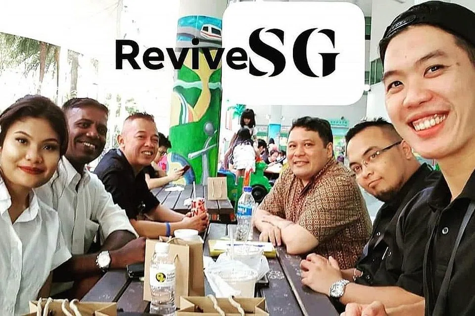 DEKATI BELIA JAUHI DADAH: Anggota kumpulan Revive SG, (dari kiri) Cik Nurul Amiera Ismail, Murugason s/o Muthiah, Mohd Noh Ismail, Surya Kenchana Omar, Mohamed Iqbal Ayob Bharoocha dan Daniel Lee Wen Ming. (Tiada dalam gambar: Mohamad Rizal Mohamed Amin dan Shariff Yatim). - Foto REVIVE SG