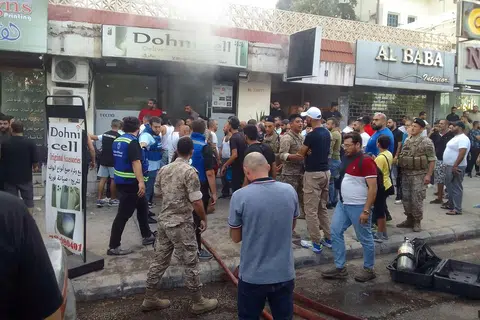 Orang ramai berkumpul di tempat kejadian letupan peranti yang berlaku di Saida, selatan Lebanon pada 18 September.