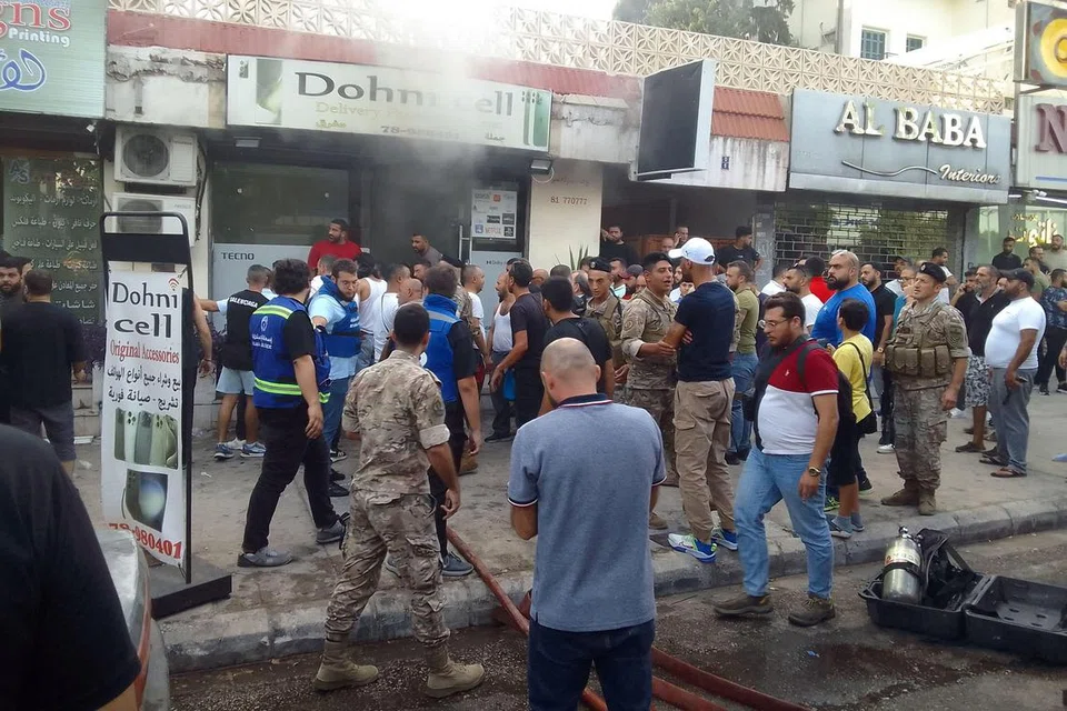 Orang ramai berkumpul di tempat kejadian letupan peranti yang berlaku di Saida, selatan Lebanon pada 18 September.