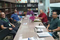 LAKAR AKTIVITI: Berbincang dengan wakil Otai Cycling Club untuk 'Charity Ride' untuk dana peningkatan Masjid Ar-Raudhah. - Foto MASJID AR-RAUDHAH 