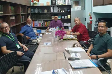 LAKAR AKTIVITI: Berbincang dengan wakil Otai Cycling Club untuk 'Charity Ride' untuk dana peningkatan Masjid Ar-Raudhah. - Foto MASJID AR-RAUDHAH 