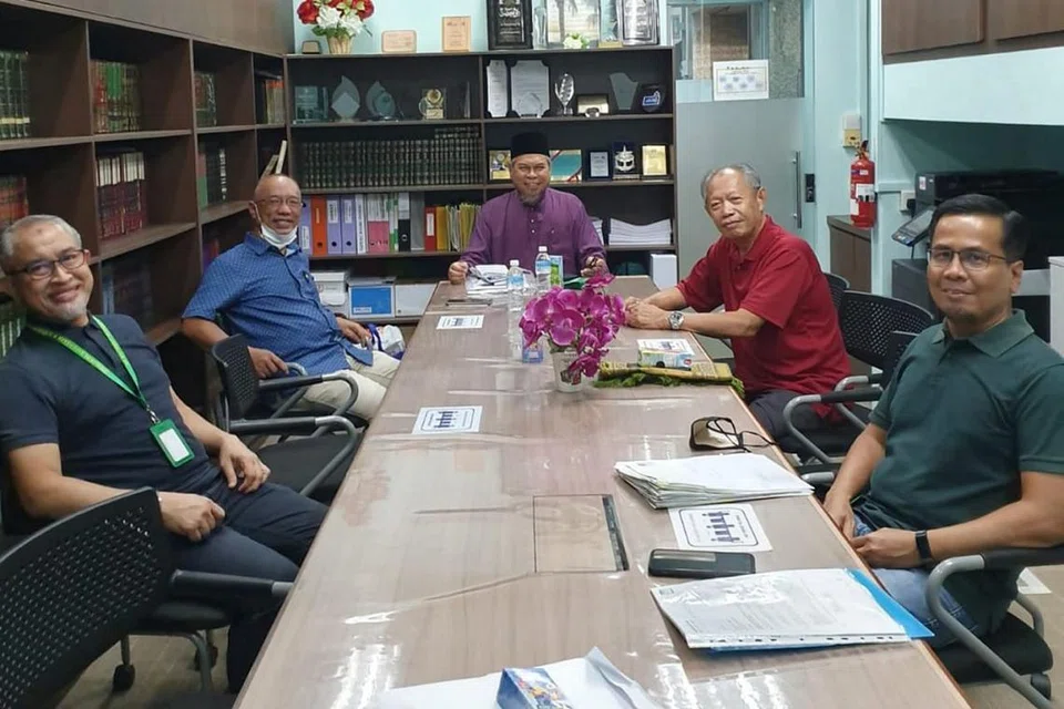 LAKAR AKTIVITI: Berbincang dengan wakil Otai Cycling Club untuk 'Charity Ride' untuk dana peningkatan Masjid Ar-Raudhah. - Foto MASJID AR-RAUDHAH 