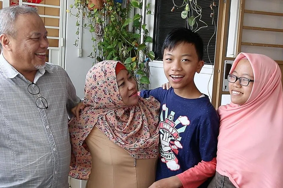 BERSAMA PIKUL TANGGUNGJAWAB: Nur Sabrina Yusof (kanan) berkongsi tanggungjawab menjaga adiknya, Mohsen (berbaju biru), yang mempunyai autisme. Bersama mereka ialah ibu bapa mereka, Encik Yusof Md Noor, 55 tahun, dan Cik Megawati Ahmad, 50 tahun. - Foto BM oleh ARIA TAJAS