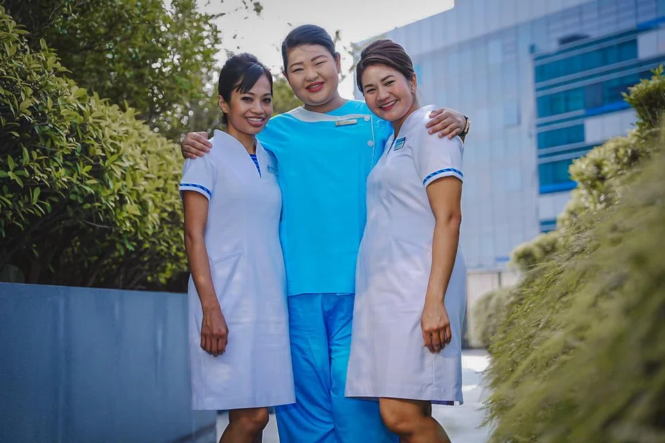 Cik Nur Hafizah Raduan (tengah) bersama dua adiknya, Cik Nur Rafidah (kiri) dan Cik Nur Hazirah, yang turut menjejaki langkahnya untuk menjadi jururawat.  