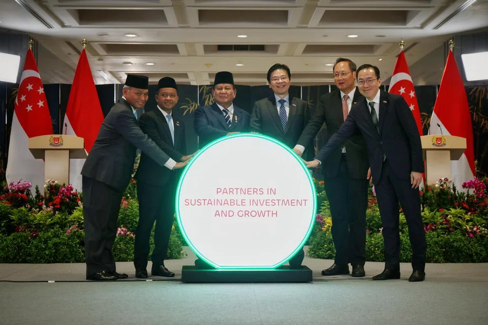 Perjanjian keselamatan makanan dan teknologi pertanian antara Kementerian Kemampanan dan Alam Sekitar Singapura dengan Kementerian Pertanian Indonesia telah ditandatangani. Pelancarannya turut disaksikan (dari kiri) Ketua Pihak Berkuasa Huluan Minyak dan Gas Indonesia, Encik Djoko Siswanto; Menteri Tenaga dan Sumber Daya Mineral Indonesia, Encik Bahlil Lahadalia; Presiden Indonesia, Encik Prabowo Subianto; Perdana Menteri, Encik Lawrence Wong; Menteri Tenaga Manusia, Dr Tan See Leng; Setiausaha Tetap di Kementerian Perdagangan dan Perusahaan (MTI), Dr Beh Swan Gin di Parlimen pada 16 Jun. 