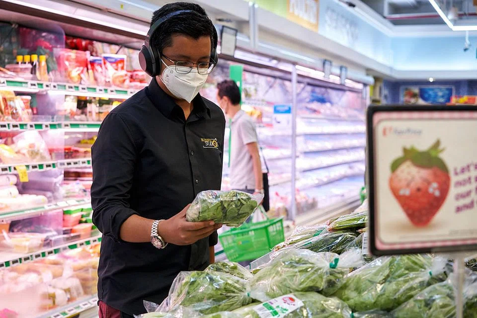 HARGA MURAH: Encik Amirul Azam kerap membeli sayur Pasar yang merupakan jenama FairPrice kerana harganya lebih murah berbanding sayur-sayuran jenama lain. - Foto ihsan AMIRUL AZAM AMIN NOORDIN