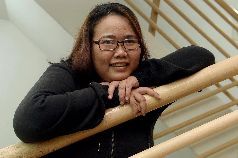 HANYA SEBELAH NAMPAK: Mata kiri Norliana langsung tidak dapat melihat, sementara mata kanannya hanya nampak kabur. - Foto TAUFIK A. KADER 