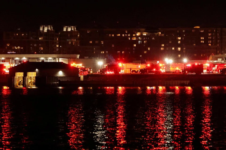 Pasukan kecemasan berada di tapak kemalangan berhampiran Sungai Potomac selepas pesawat penumpang bertembung dengan helikopter tentera ketika mendarat di Lapangan Terbang Nasional Ronald Reagan (DCA) di Arlington, Virginia, Amerika Syarikat, pada 29 Januari.