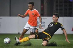 SAMA HANDAL: Pemain pertahanan Tampines, Daniel Bennett (kanan), cuba mencabar pemain Hougang, Faris Ramli dalam perlawanan yang berkesudahan seri 3-3. - Foto BH oleh ARIFFIN JAMAR 