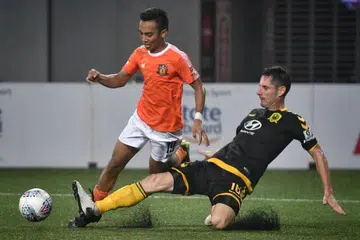 SAMA HANDAL: Pemain pertahanan Tampines, Daniel Bennett (kanan), cuba mencabar pemain Hougang, Faris Ramli dalam perlawanan yang berkesudahan seri 3-3. - Foto BH oleh ARIFFIN JAMAR 