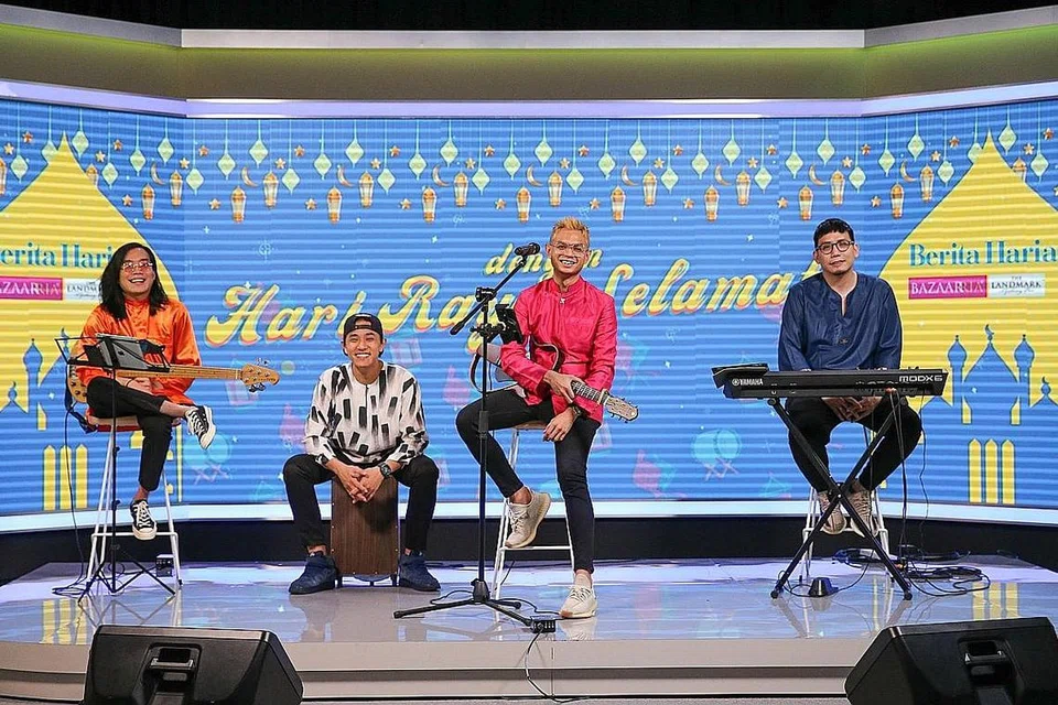 Selain menggunakan wadah-wadah digital untuk mendidik dan menyampaikan maklumat, BH juga memenuhi satu lagi peranannya sebagai organisasi media dengan menghibur termasuk menerusi konsert Hari Raya maya dan program gaya hidup pagi Ahad, 'The BM Show'.