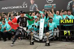 Pemandu Mercedes, Andrea Kimi Antonelli meraikan kemenangannya di litar Suzuka di Jepun bersama pasukannya. 