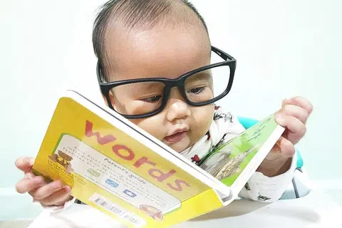 EH... EH PANDAINYA: Satu kajian yang dijalankan di Brazil ke atas seramai 3,500 bayi pada 1982 dan hasilnya diketahui 30 tahun kemudian mendapati mereka yang diberi susu ibu selama setahun atau lebih mempunyai IQ lebih tinggi sebanyak 3.76 mata, lebih berpendidikan dan menikmati pekerjaan lebih baik berbanding mereka yang diberi susu ibu selama sebulan atau kurang. - Foto BH oleh BAHROM AHMAD
