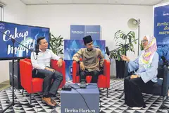 BINCANG TOPIK SOLAT?: Dua asatizah daripada Rangkaian Belia Asatizah (AYN), Ustaz Muhammad Fadhlullah Daud (kiri) dan Ustaz Muhammad Zulkarnain Azman (tengah), membincangkan faktor yang boleh menjejas solat yang didirikan baik secara bersendirian mahupun berjemaah. Bersama mereka ialah hos podcast 'Cakap Masjid' BH/BM, Cik Shahida Sarhid. - Foto fail
