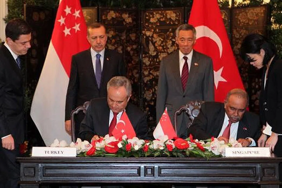 MEKAR IKATAN: Perdana Menteri Lee Hsien Loong dan rakan sejawatnya dari Turkey, Encik Recep Tayyip Erdogan, di majlis menandatangani perjanjian persefahaman menentang pengganasan antara Duta Turkey ke Singapura, Encik Hakki Taner Seben (depan kiri) and Duta Singapura ke Turkey, Encik Chandra Das. - Foto fail