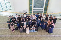 Sekitar 50 relawan belia MudaSG turun padang pada awal pagi 8 Februari untuk membersihkan Masjid Kassim menjelang Ramadan yang jatuh pada Mac 2025.