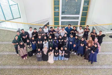 Sekitar 50 relawan belia MudaSG turun padang pada awal pagi 8 Februari untuk membersihkan Masjid Kassim menjelang Ramadan yang jatuh pada Mac 2025.