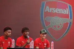 JADI TUMPUAN RAMAI: Walaupun menjadi perbualan ramai atas keputusannya untuk bersara dari pasukan negara, Ozil (kanan) dijangka akan memberi persembahan terbaik ketika beraksi bagi perlawanan ICC di Singapura bersama rakan sepasukannnya (dari kiri) Reiss Nelson dan Alex Iwobi. - Foto REUTERS