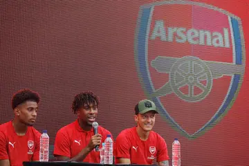 JADI TUMPUAN RAMAI: Walaupun menjadi perbualan ramai atas keputusannya untuk bersara dari pasukan negara, Ozil (kanan) dijangka akan memberi persembahan terbaik ketika beraksi bagi perlawanan ICC di Singapura bersama rakan sepasukannnya (dari kiri) Reiss Nelson dan Alex Iwobi. - Foto REUTERS