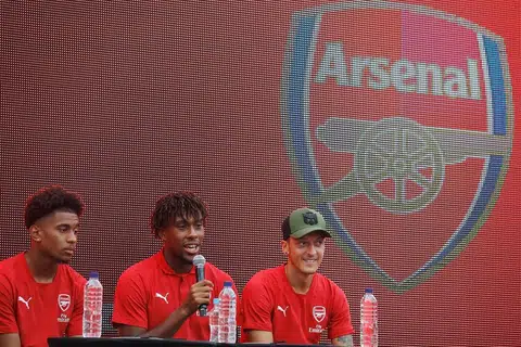 JADI TUMPUAN RAMAI: Walaupun menjadi perbualan ramai atas keputusannya untuk bersara dari pasukan negara, Ozil (kanan) dijangka akan memberi persembahan terbaik ketika beraksi bagi perlawanan ICC di Singapura bersama rakan sepasukannnya (dari kiri) Reiss Nelson dan Alex Iwobi. - Foto REUTERS