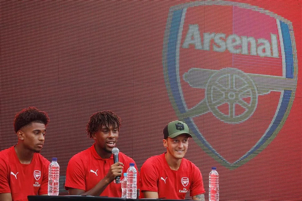 JADI TUMPUAN RAMAI: Walaupun menjadi perbualan ramai atas keputusannya untuk bersara dari pasukan negara, Ozil (kanan) dijangka akan memberi persembahan terbaik ketika beraksi bagi perlawanan ICC di Singapura bersama rakan sepasukannnya (dari kiri) Reiss Nelson dan Alex Iwobi. - Foto REUTERS
