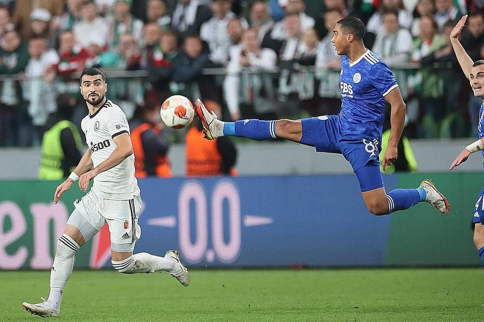 LEICESTER KALAH: Pemain Legia Mahir Emreli (kiri) dan Youri Tielemans daripada Leicester beraksi dalam perlawanan Liga Europa semalam. Gol tunggal Emreli membawa kekalahan buat Leicester. - Foto EPA-EFE