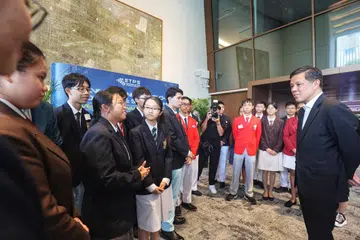 PELABURAN DALAM PENDIDIKAN: Menteri Pendidikan, Encik Chan Chun Sing, di majlis penyampaian Biasiswa Program Kejuruteraan dan Teknologi (ETPS) di Universiti Nasional Singapura.