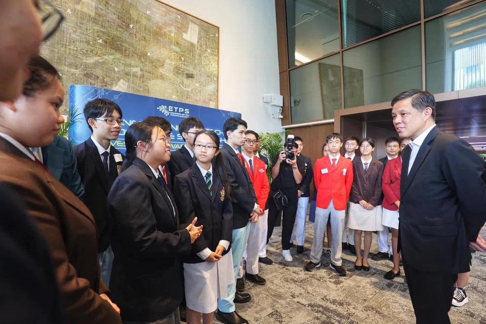 PELABURAN DALAM PENDIDIKAN: Menteri Pendidikan, Encik Chan Chun Sing, di majlis penyampaian Biasiswa Program Kejuruteraan dan Teknologi (ETPS) di Universiti Nasional Singapura.
