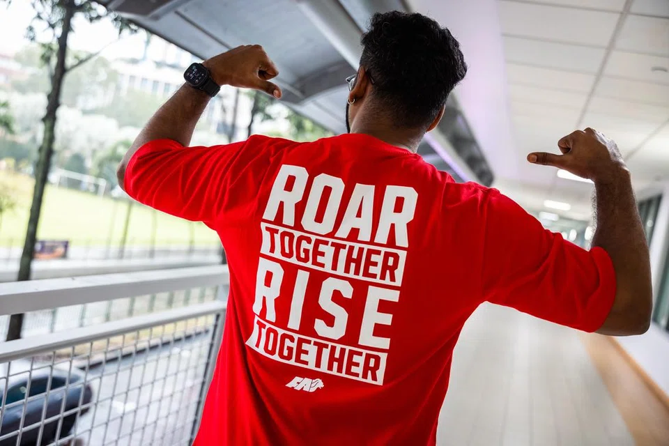 Kedua-dua versi kemeja untuk peminat, menampilkan slogan “Roar Together. Rise Together”, kini boleh didapati di Shopee dan di hari perlawanan nanti.