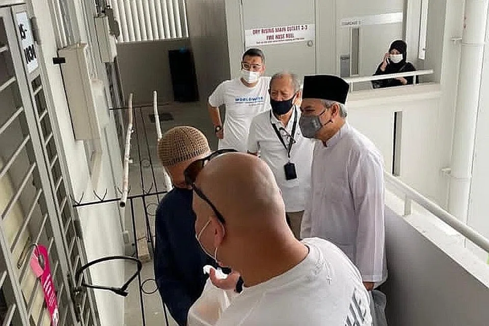 AGIH MAKANAN: Masjid Ar-Raudhah bekerjasama dengan persatuan BAPA dalam 'Projek Kasi Makan' yang melibatkan pengagihan makanan kepada lebih 300 penerima zakat di Bukit Batok. - Foto MASJID AR-RAUDHAH
