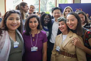 Perdana Menteri, Encik Lawrence Wong (empat dari kiri), bersama Anggota Parlimen (AP) GRC Ang Mo Kio, Cik Nadia Ahmad Samdin (kiri), peguam hak asasi manusia antarabangsa Cik Natasha Latiff (dua dari kiri), serta para peserta Sidang Puncak Pemimpin Global Muda Forum Ekonomi Dunia (WEF).