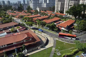 MENJADI TARIKAN: Rumah teres tiga-bilik HDB di Jalan Bahagia dan Jalan Ma'mor. Rumah teres HDB baru-baru ini menjadi daya tarikan ramai pembeli di pasaran hartanah setelah satu penjualan unit serupa di Whampoa mencecah lebih $1.2 juta. - Foto BM oleh ALPHONSUS CHERN