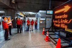 Papan tanda pandu arah yang lebih besar dan jelas digunakan di stesen MRT Jurong East semasa simulasi gangguan kereta api.