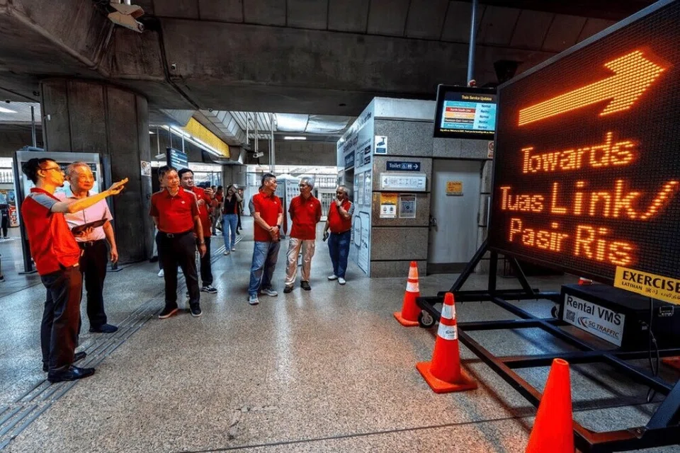 Papan tanda pandu arah yang lebih besar dan jelas digunakan di stesen MRT Jurong East semasa simulasi gangguan kereta api.
