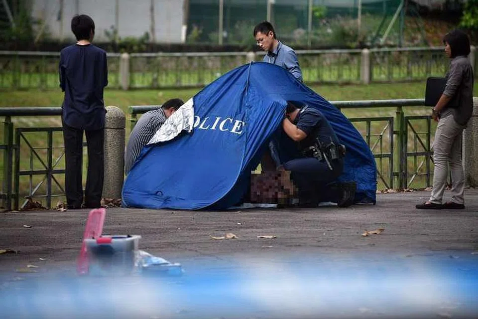 Pegawai polis memeriksa mayat yang ditemui. 