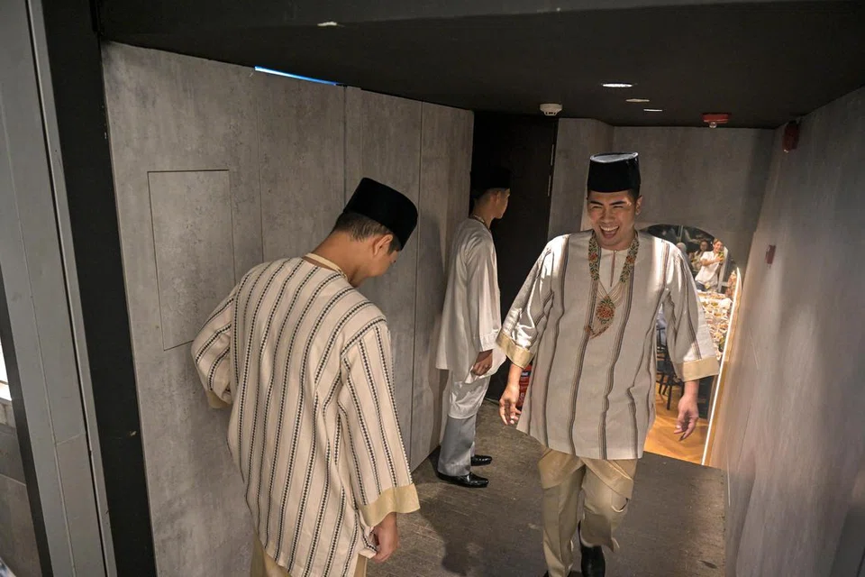 Pereka fesyen, Rai Parjan bertekad untuk terus melestarikan gaya busana Melayu dengan menerapkan elemen leher teluk belanga dan songket dalam rekaannya. 