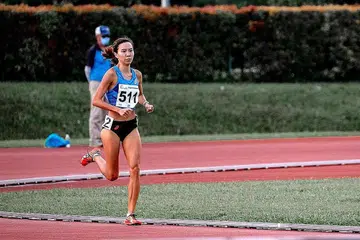 MASA MEYAKINKAN: Atlet trek dan balapan Singapura Goh Chui Ling ketika beraksi dalam perlumbaan 1,500m dalam acara Percubaan Prestasi SA pada 13 Disember lalu. - Foto FUÁD IDRIS