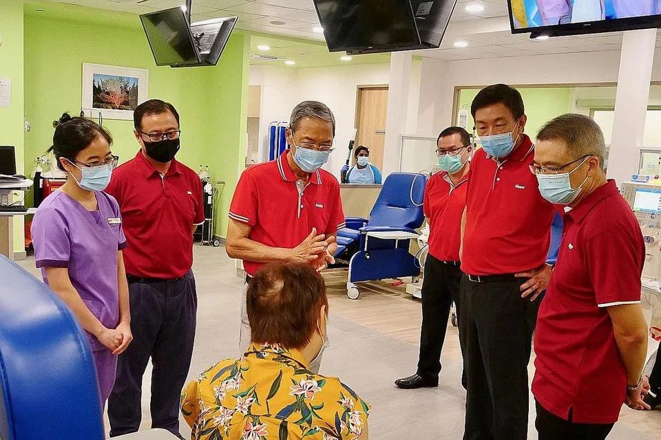 TEMUI PESAKIT DI PUSAT BARU: CEO NKF, Encik Tim Oei (paling kanan) melawat pusat dialisis baru di YCH dan berinteraksi dengan seorang pesakit di sana. Bersamanya ialah CEO Keppel Corporation (dua dari kanan); Pengerusi NKF, Encik Arthur Lang (dua dari kiri) dan Pengerusi Keppel Corporation, Dr Lee Boon Yang (tiga dari kiri). - Foto NKF