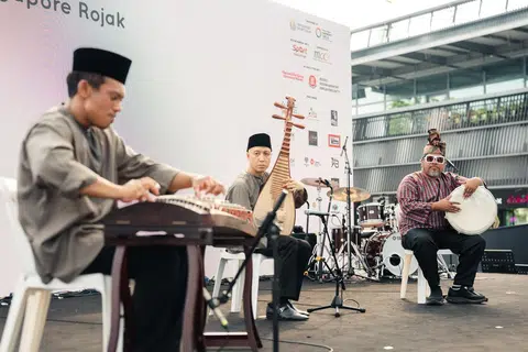 Encik Mohamed Faizal (kiri); pemain pipa (gitar Cina), Encik Chin Yen Chien @ Muhammad Shafeeq Chin dan pemain tabla dan rebana, Encik Rudi Salim daripada kumpulan Singapore Rojak membuat persembahan medley lagu berbagai bahasa termasuk lagu popular, ‘Rasa Sayang’,’Can’t Help Falling in Love’ dan lagu Cina, ‘The moon represents my heart’. 
