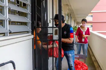RINGANKAN BEBAN KELUARGA SUSAH: Anggota Abam-Abam Bimmers dan keluarga mereka mengetepikan sebahagian bantuan Covid-19 yang diterima daripada pemerintah untuk membeli barang keperluan dan mendermakannya kepada 120 keluarga yang tinggal di flat sewa di Bukit Merah. - Foto ihsan MOHAMAD FAIZAL SAMAT